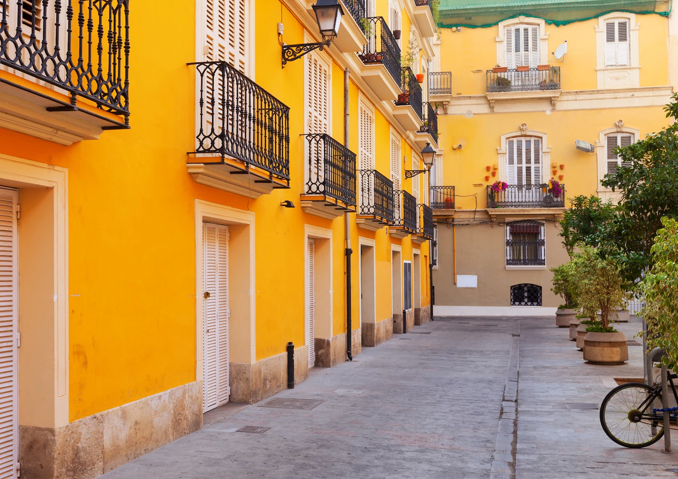 courtyard-spanish-city-valencia_1398-2394